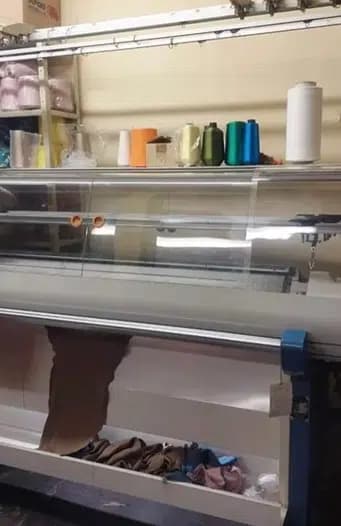 Máquina de tricô retilínea eletrônica da marca Cixing, modelo finura 12.